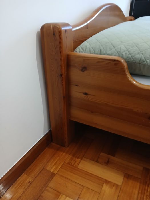 Cama de casal em madeira 140cm X 200cm