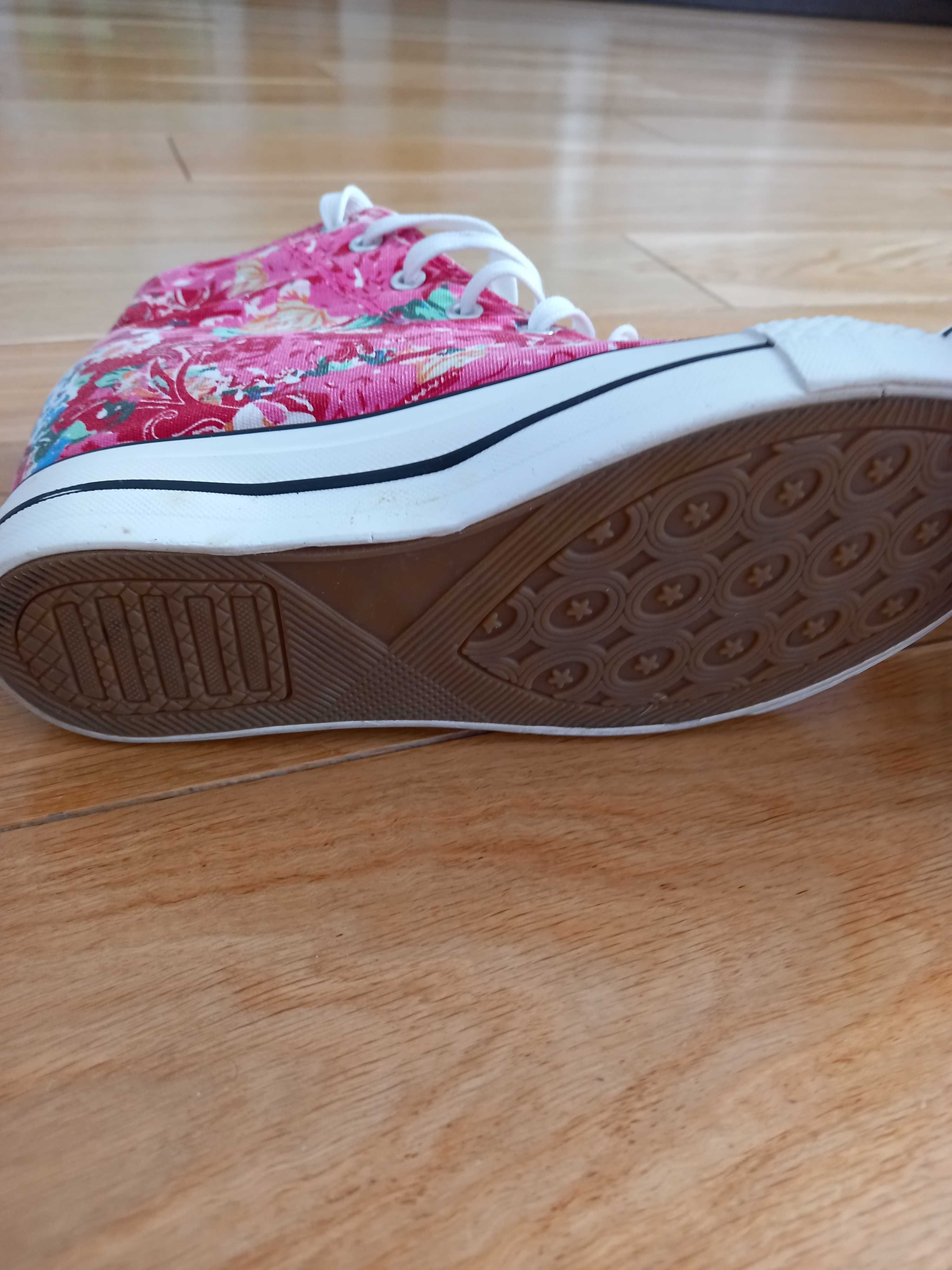 Buty damskie na platformie.