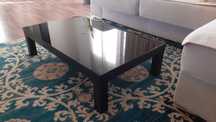 Mesa de apoio preta série Lack (IKEA) com vidro preto opaco