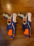 duas pistolas NERF