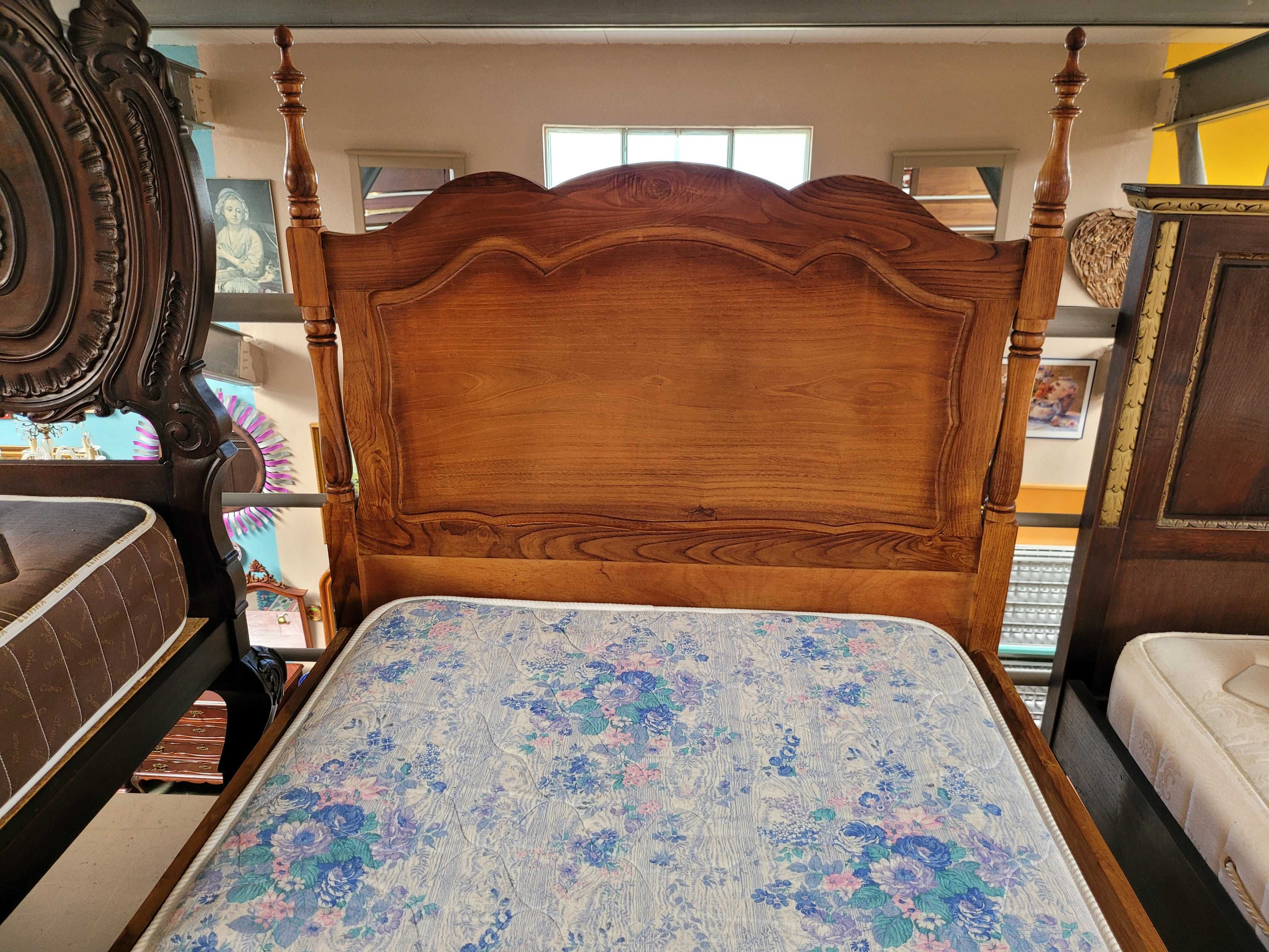 Cama de solteiro em madeira maciça com estrado e colchão