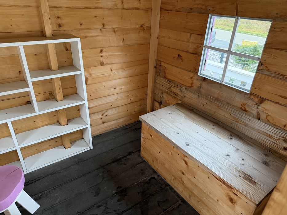 Duży solidny domek plac zabaw dla dzieci.