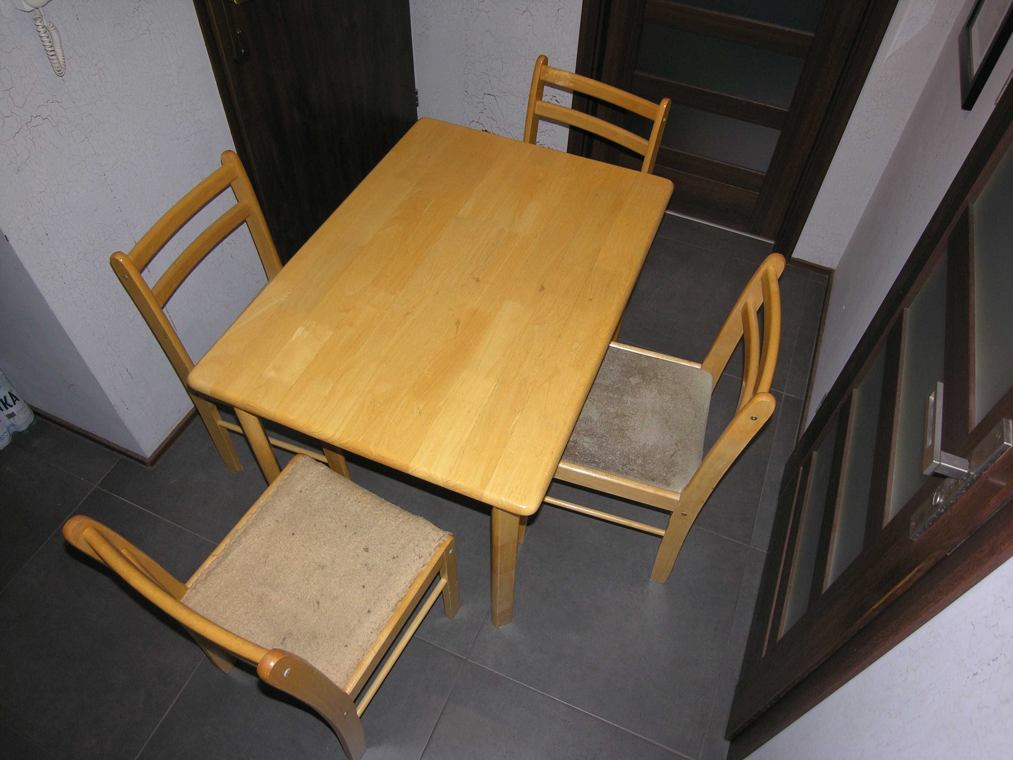 stół drewniany z krzesłami