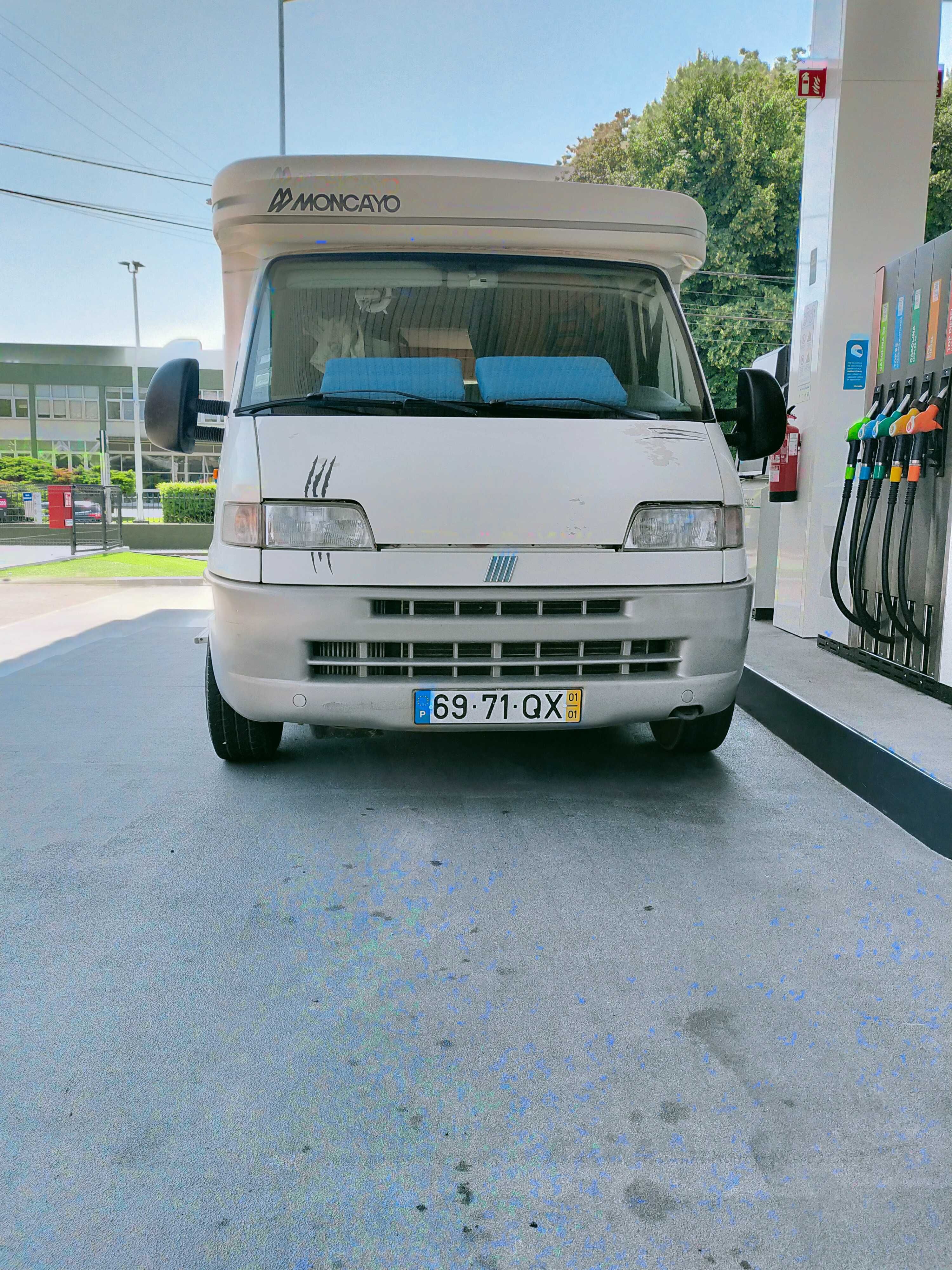 Autocaravana tamanha médio, para três pessoas. Muito poucos quilómetro