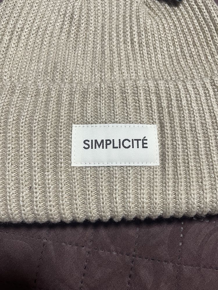 Шапка H&M.