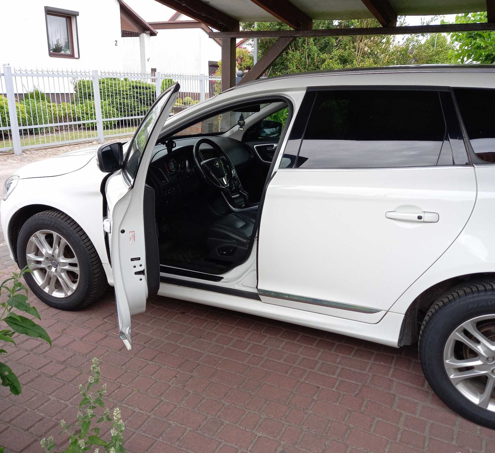 Volvo XC60 T5 2015r biały