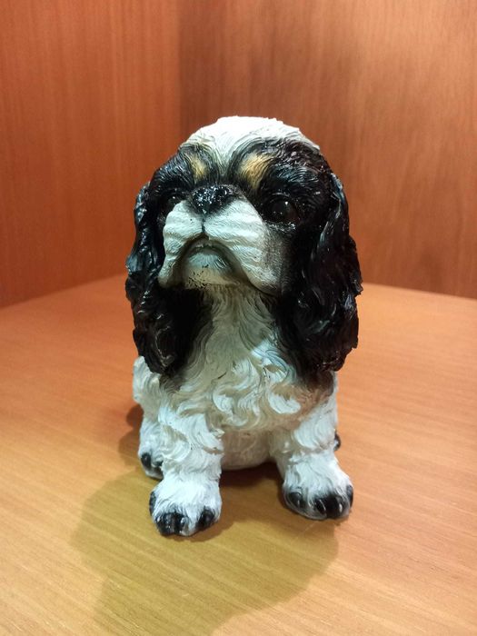 Estatueta de cão em resina pintada, muito antiga!