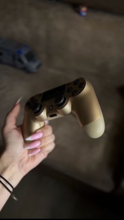 Продаю Ps4 -2 джостика и зарядная станция