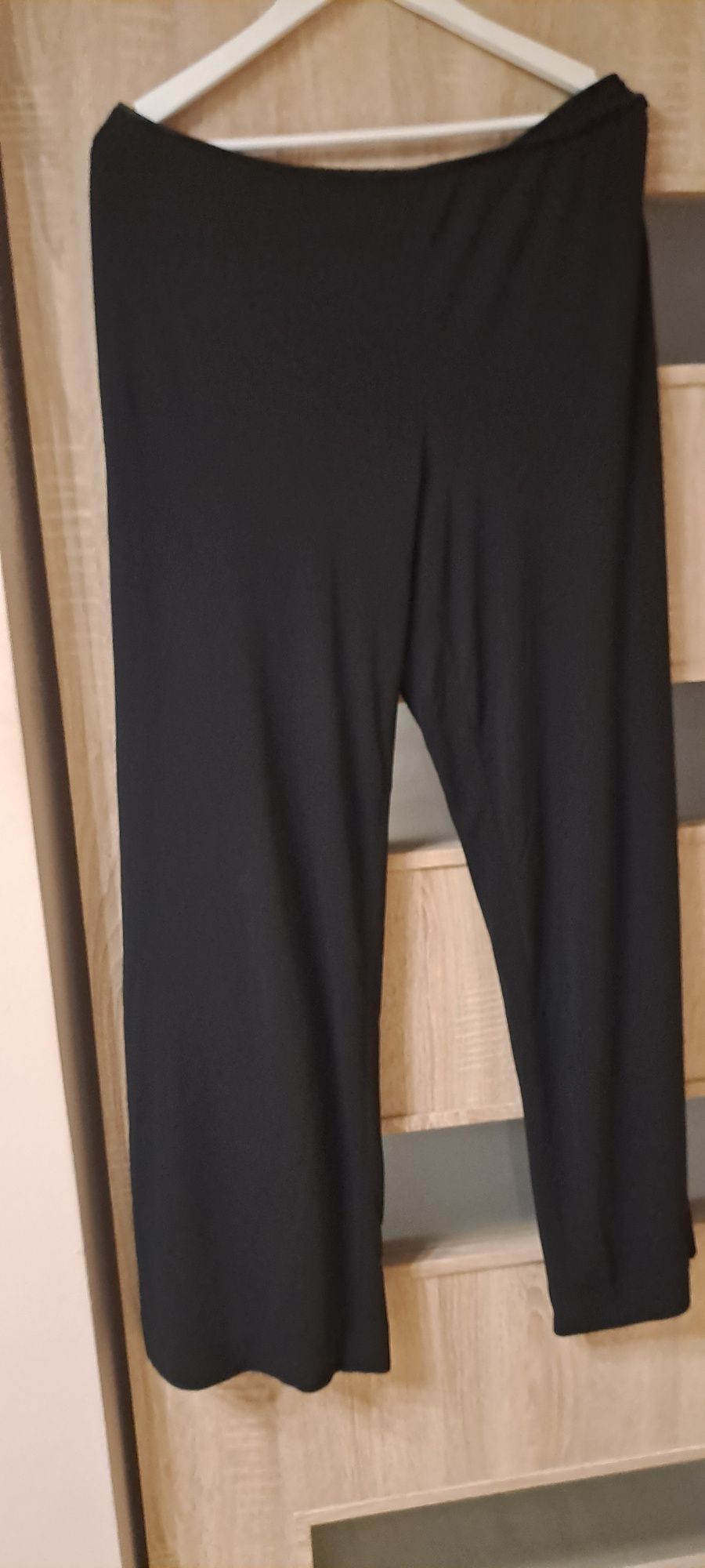 Spodnie czarne lejacy materiał