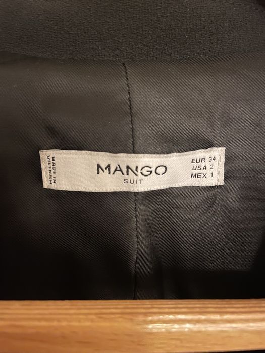 Elegancka czarna marynarka Mango