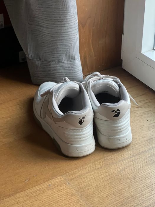 Off white Bege e branco
