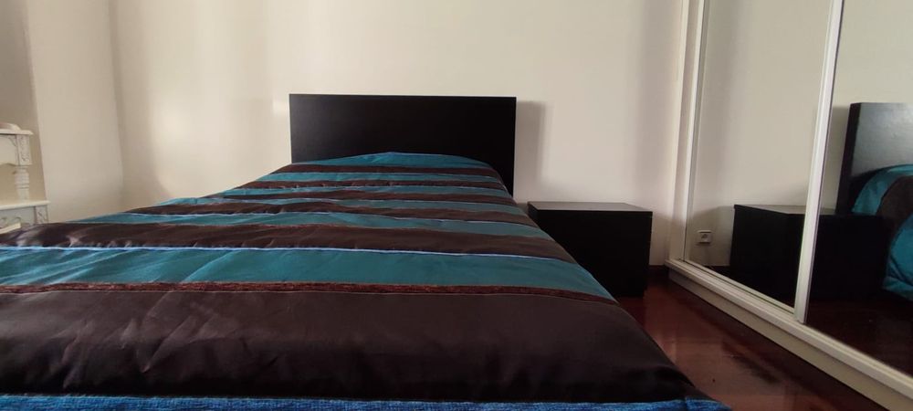 Cama de solteiro com 2 mesinhas de cabeceira - como nova