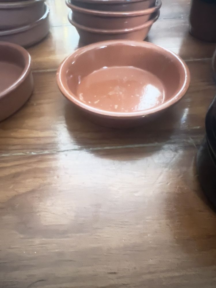Copos e taças em barro novas.