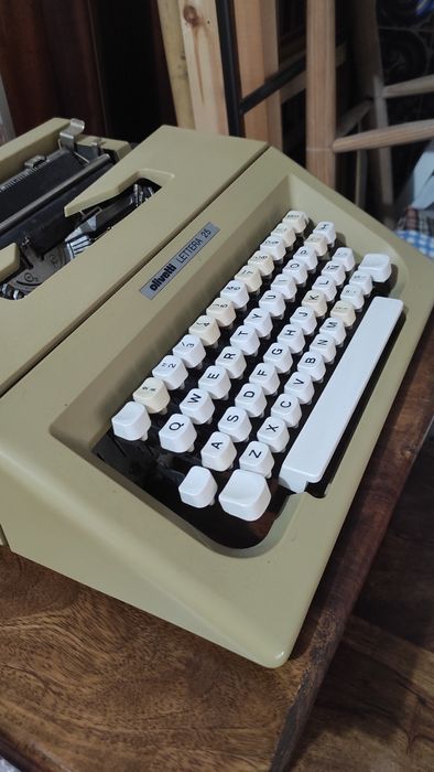 Máquina de escrever portátil Olivetti Lettera 25 Anos 70