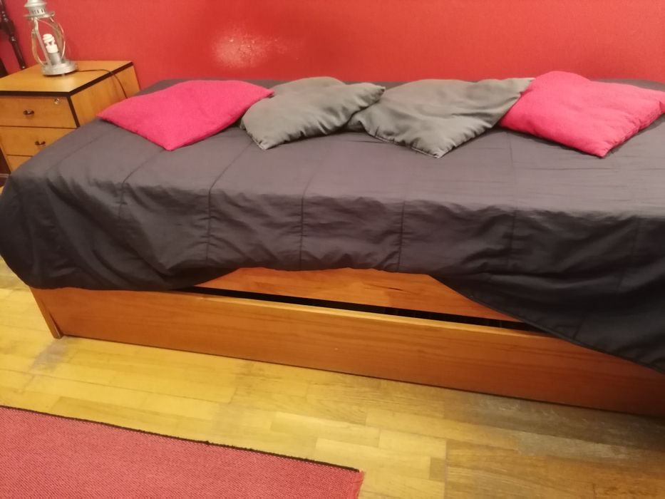 Cama com gaveta para outra cama e um bloco