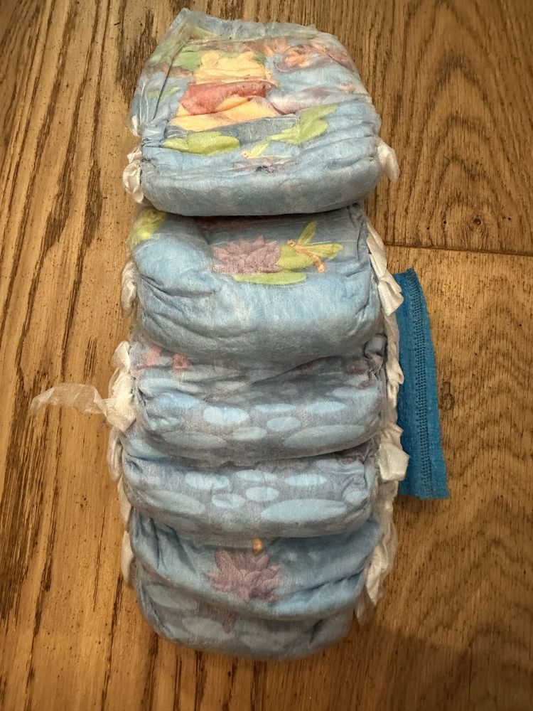 Huggies pieluszki do pływania nr S 6 sztuk+Dada nr 5. 1 sztuka