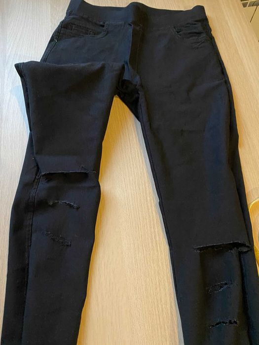 NOWE Spodnie czarne na gumie, ozdobne dziury na nogawkach, rozm. S/M.