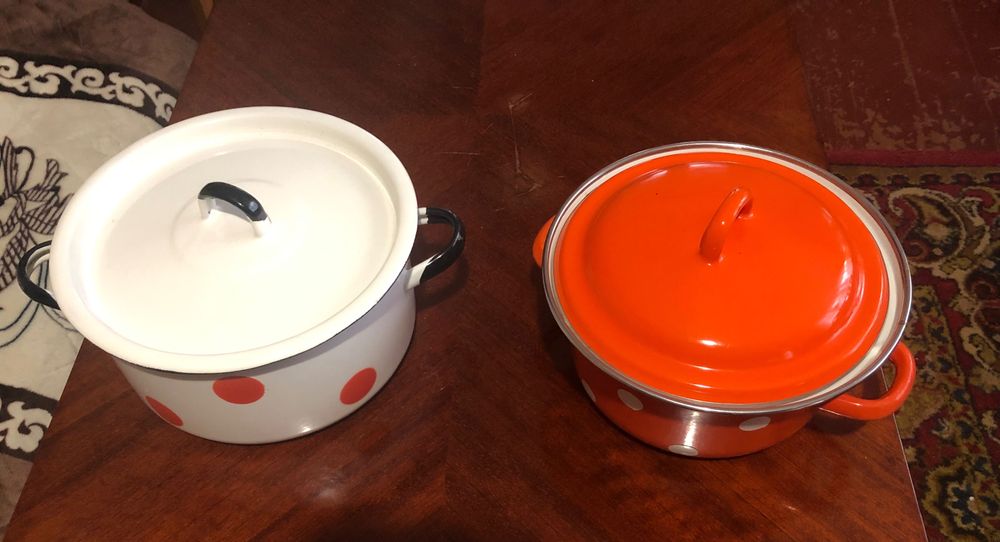 Посуд - кастрюлі, бідон, ковшик