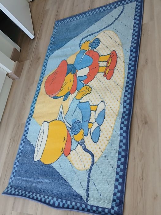 Tapete bonito com desenho de bonecos da Disney para quarto de criança