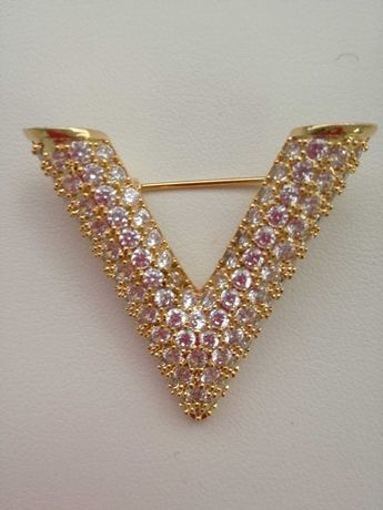 USA_BROSZKA/ZAWIESZKA_nieszablonowa biżuteria-inicjał- literka V-złota