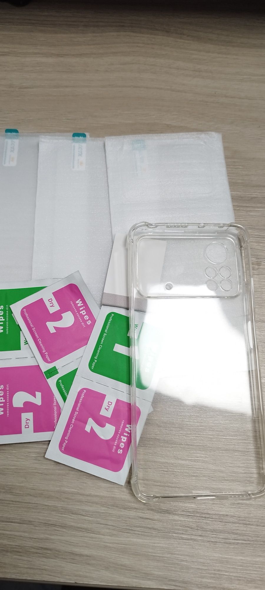 Etui na telefon i trzy szkła ochronne