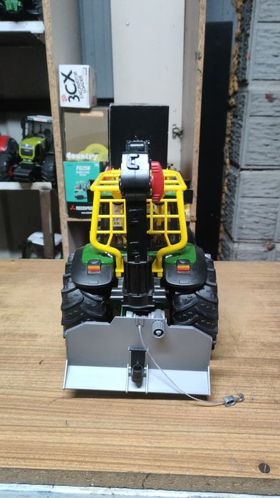 Bruder traktor John Deere Leśny