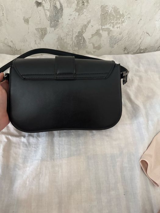 Чорна шкіряна сумка