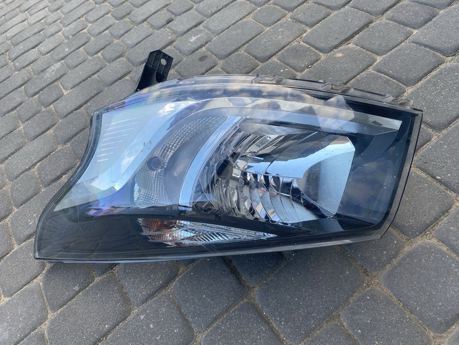 Reflektor prawy Renault Trafic III – oryginalny HELLA 1EE 011  410-21