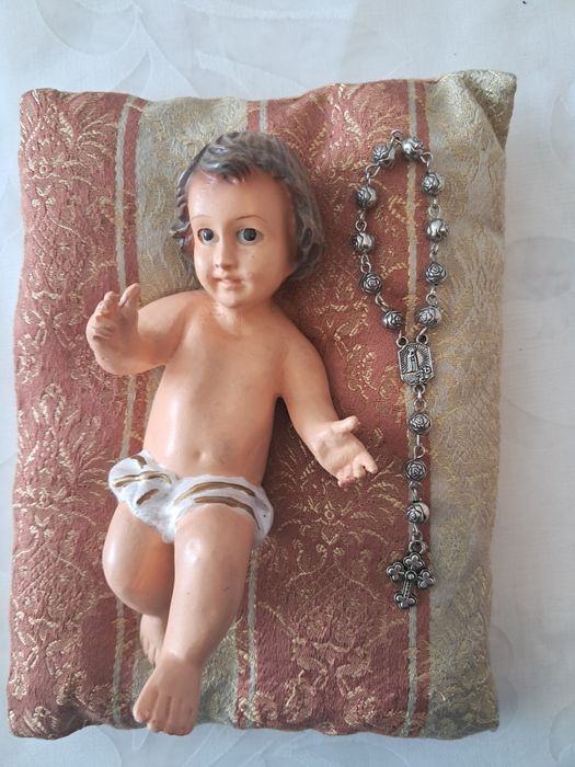 Menino Jesus em terra cotaa com pequeno terço em prata  não marcada