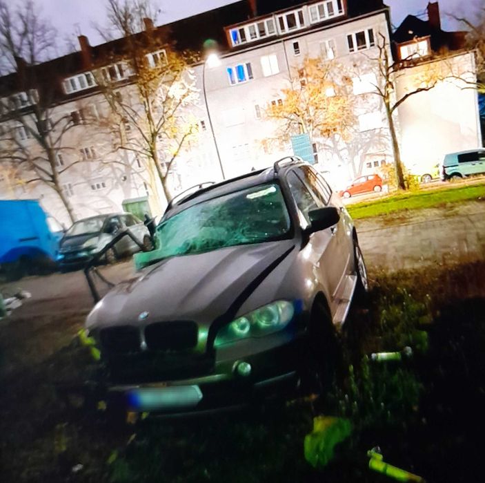 Bmw x5 e70 2011r  po wypadku(odpala)