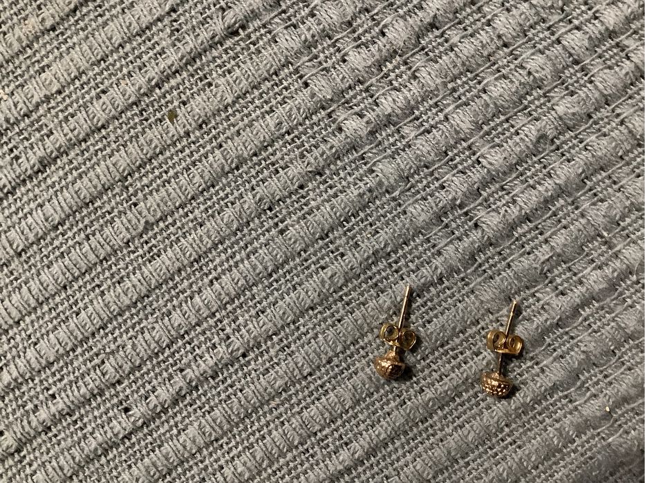 Nowe kolczyki kulki koloru złotego wkręty