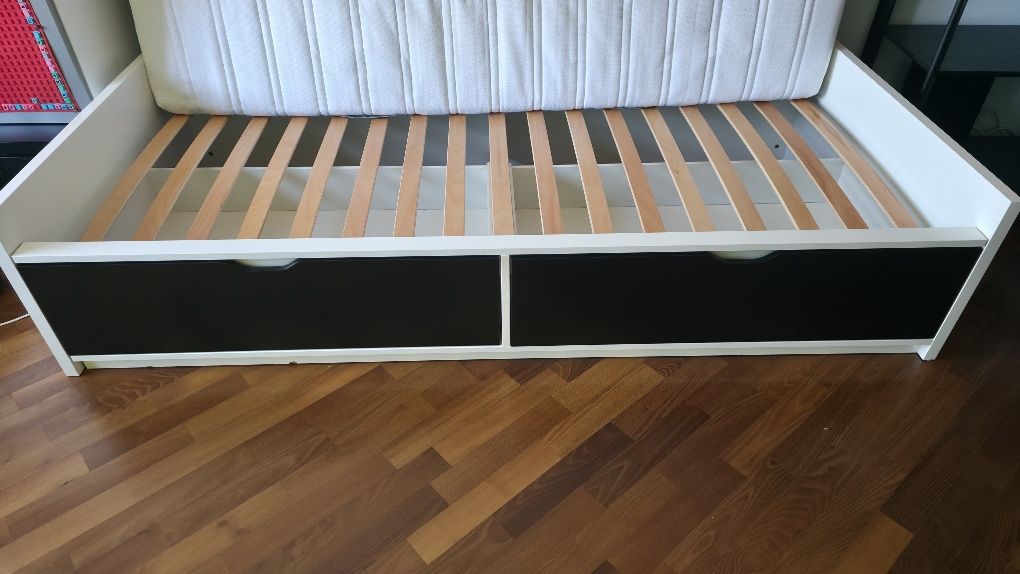 Łóżko młodzieżowe Flaxa z materacem