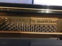 Piano a acustico vertical Eterna , feito pela Yamaha