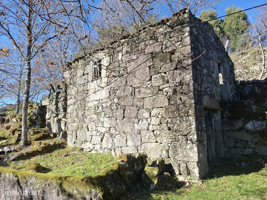 Casa em Pedra para Reconstrução – Uma Oportunidade Única no Paraíso do