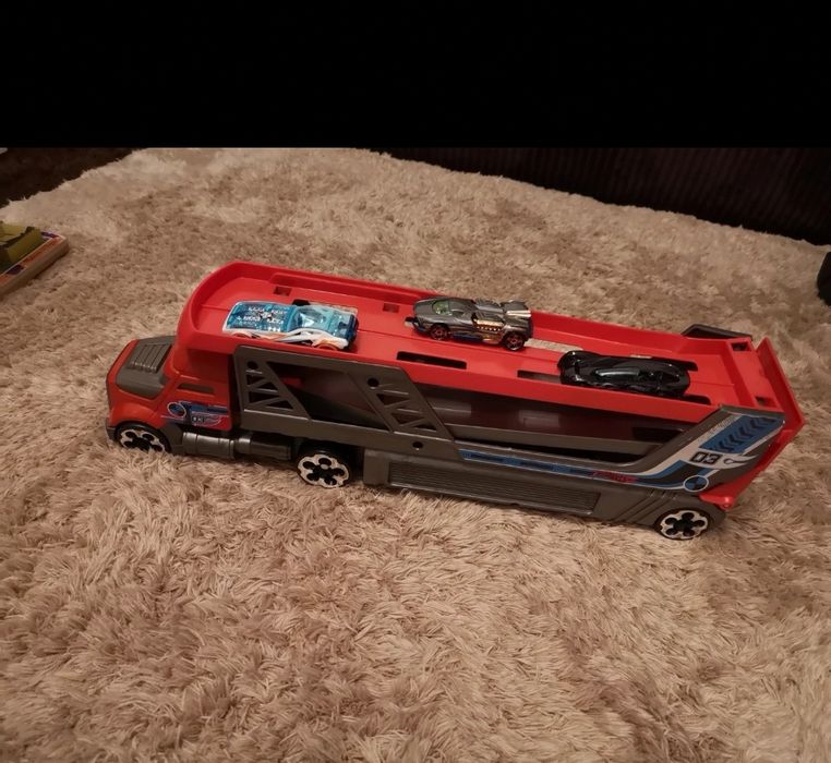 Sprzedam Hot Wheels laweta tranporter wyrzutnia CDJ19 plus 3 aut
