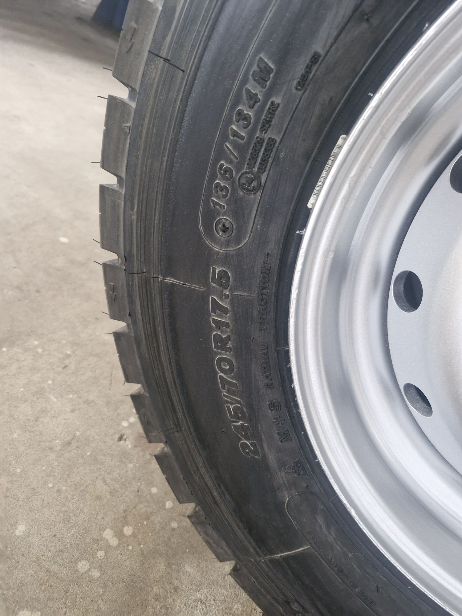 Komplet koła bezdętkowe 6 otworów 245/70r17.5 5szt  d35 d44 d45 d47