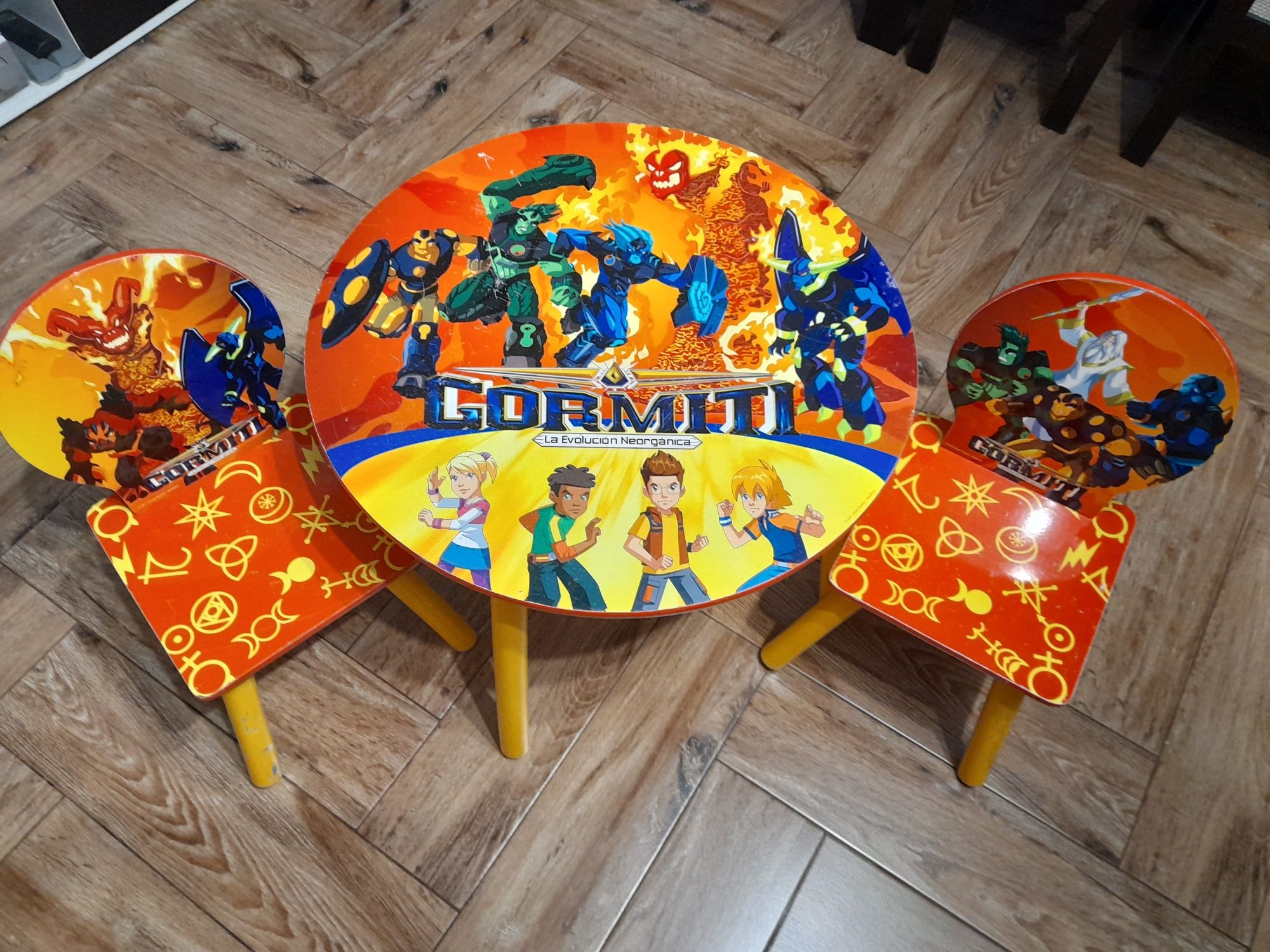 Stolik dziecięcy i krzesełka Gormiti