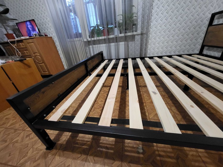 Ліжко металеве для спальні в стилі лофт