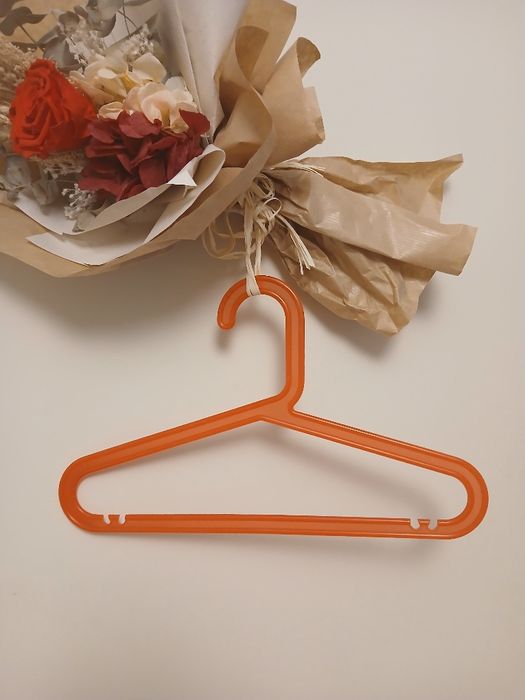 Cabides (cruzetas) infantis de plástico da marca Ikea.