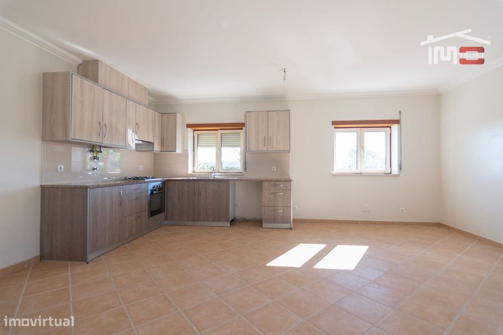 Moradia T3 Nova R/C E 1º Andar Cozinha Semi Equipada Entre Fátima E...