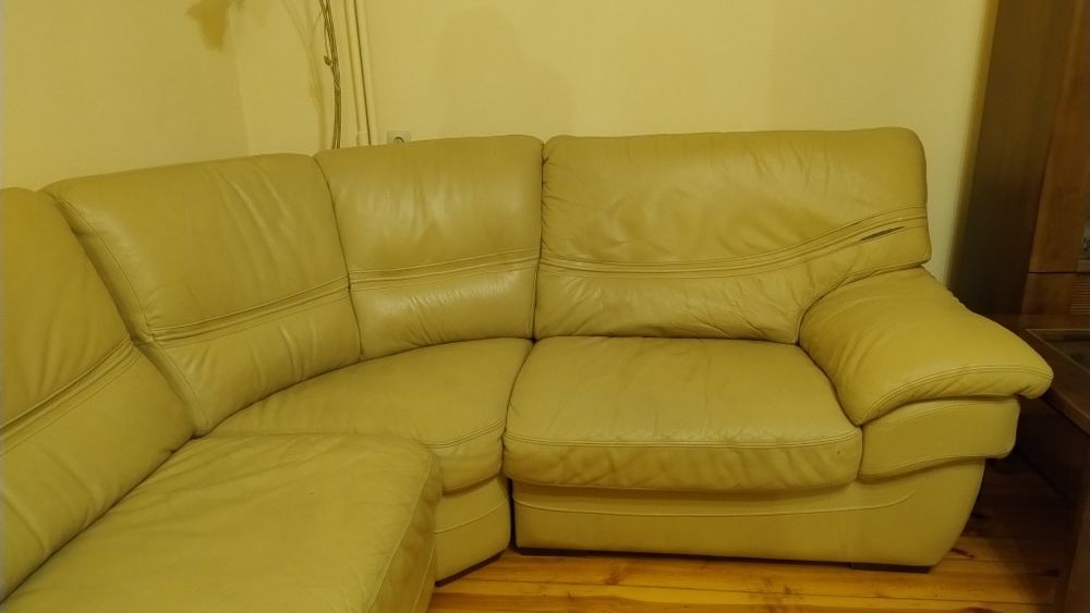 Jasna skórzana kanapa narożna