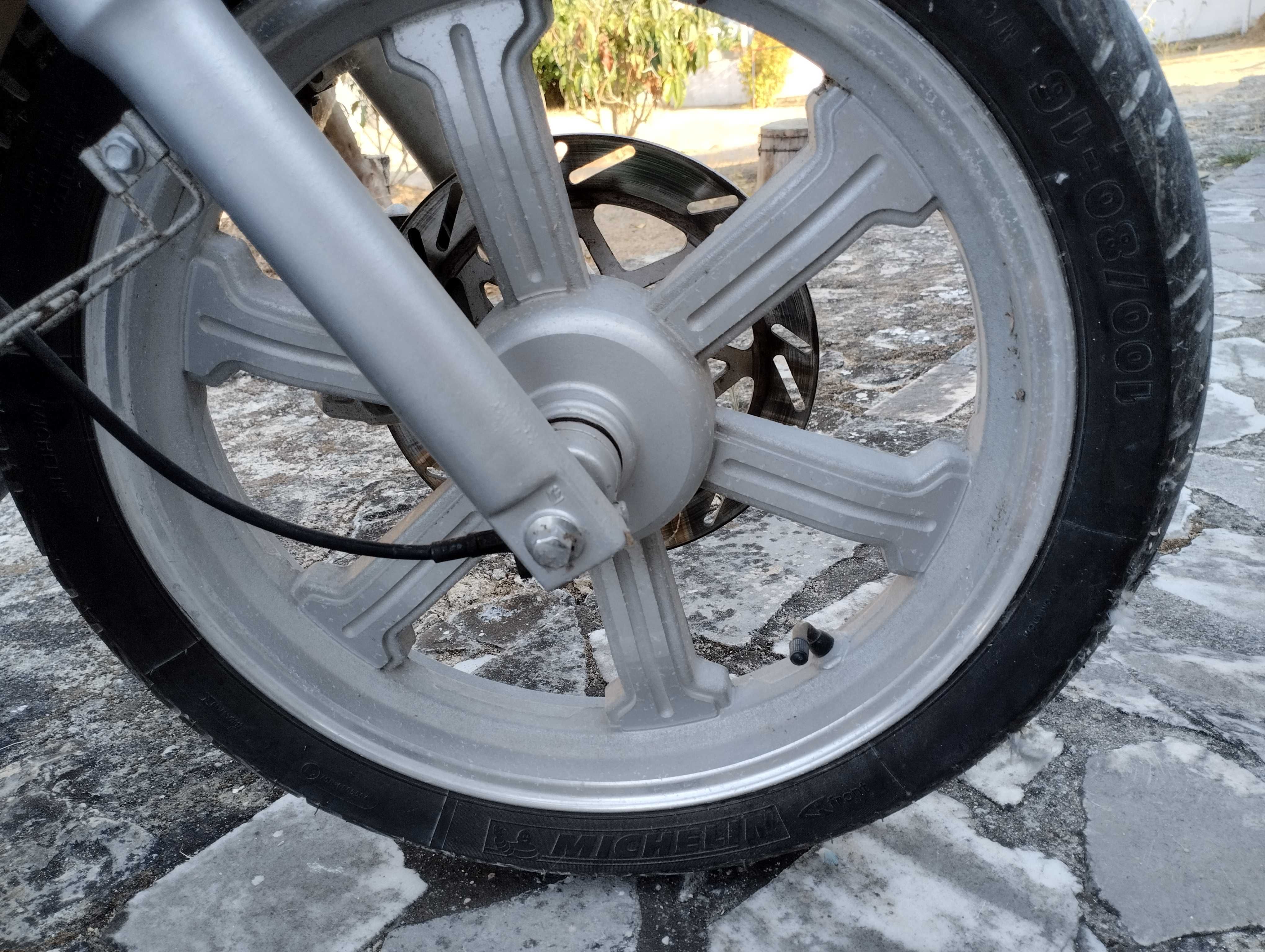 Scooter cinzenta 125cc