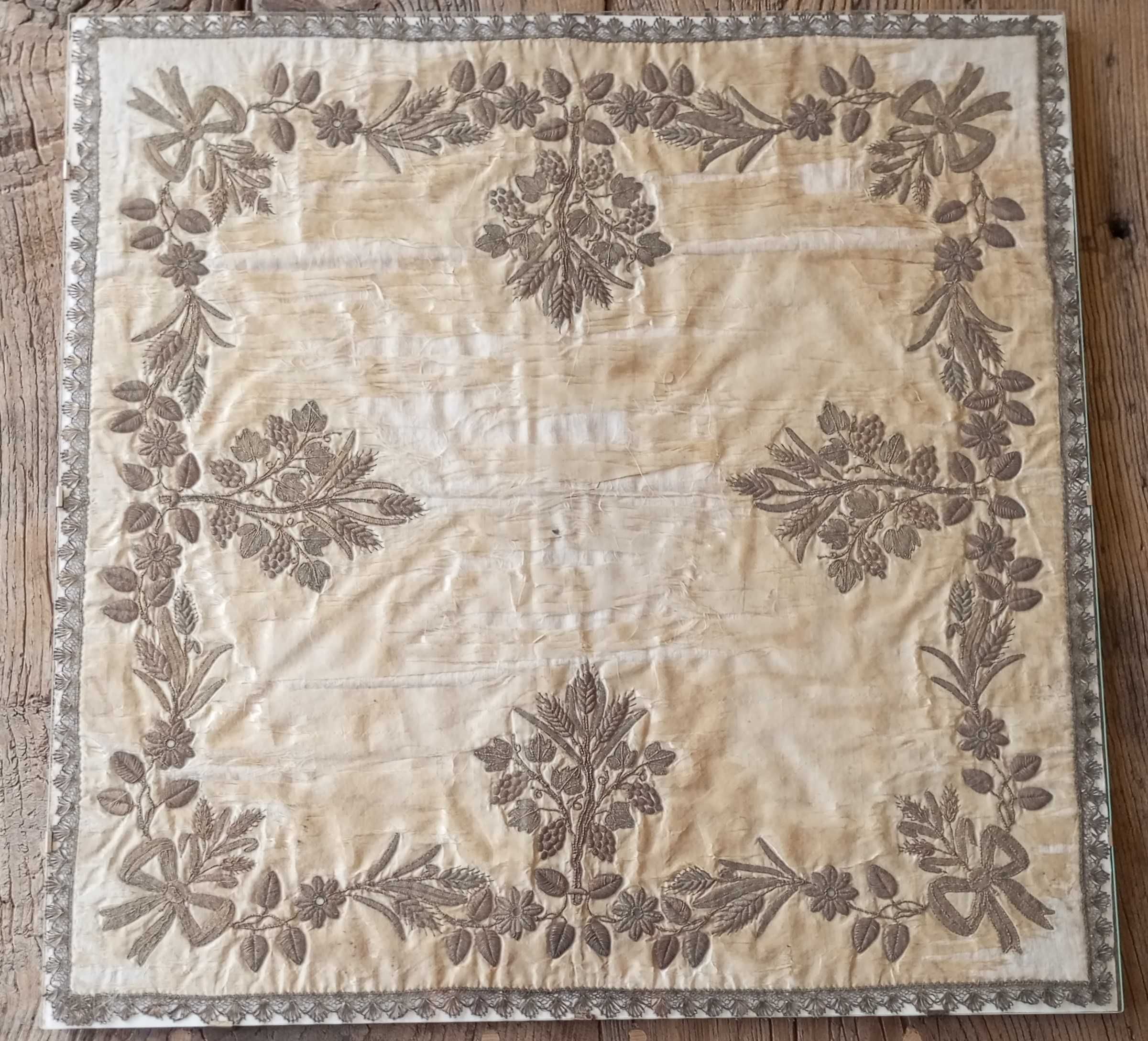 Antigo Véu de Cálice em seda com bordado a fio metálico séc. XVIII/XIX