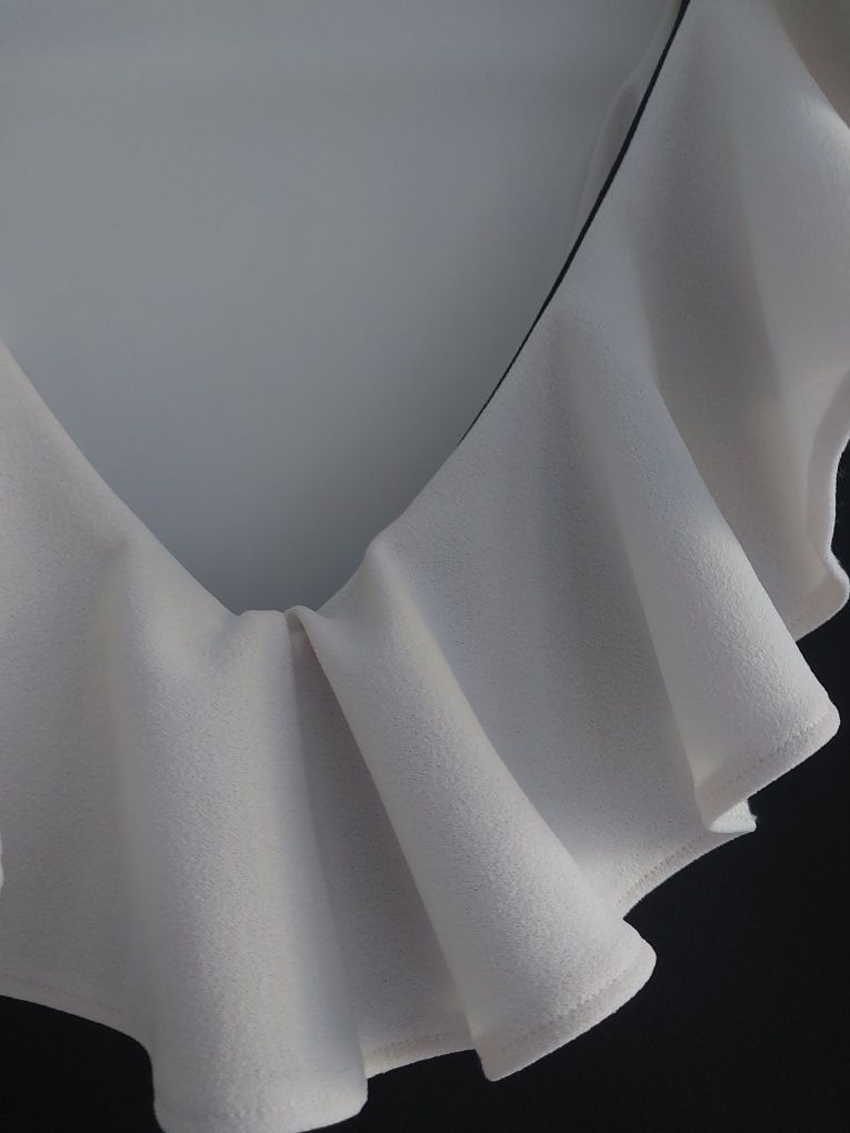 Kombinezon czarny z białą falbanką H&M elegancki