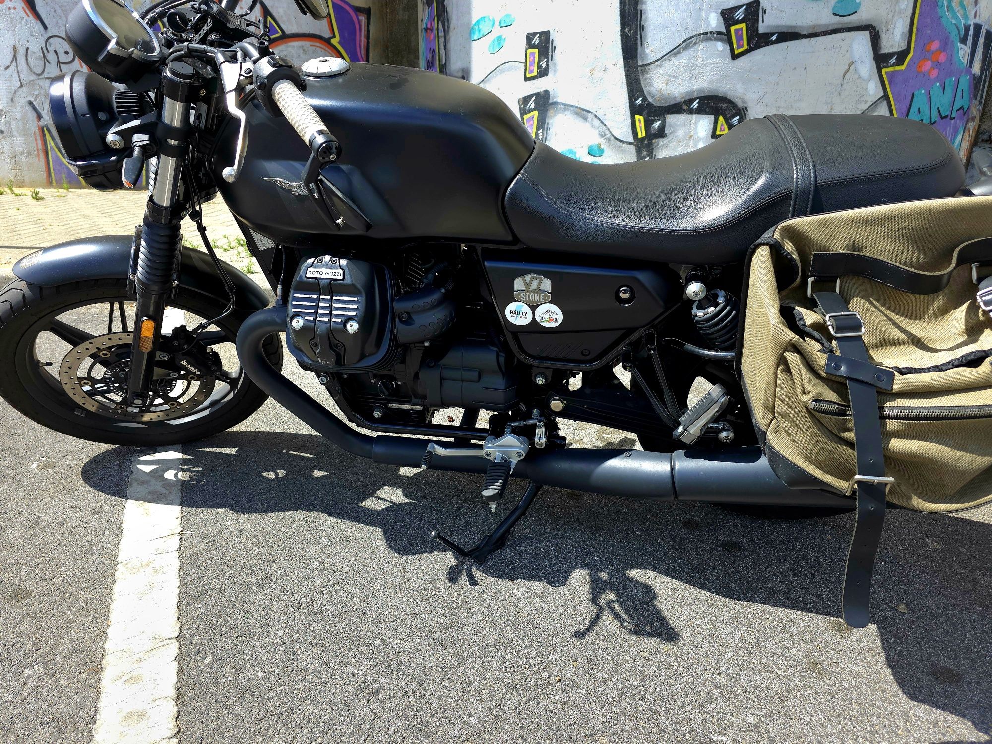 Moto Guzzi V7 Stone 850 – 2021 – 21.847 km – Extras incluídos