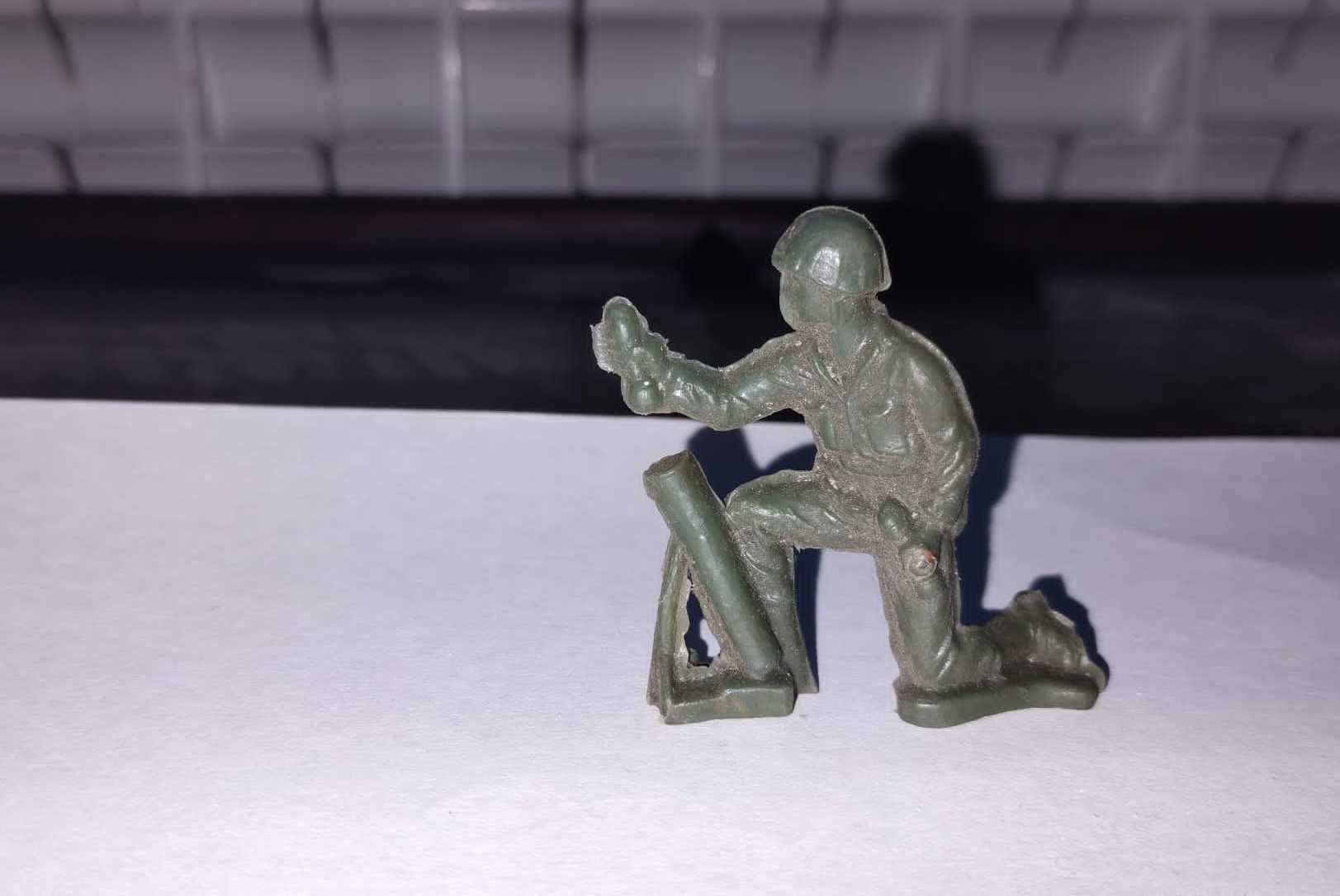 figurka, żołnierzyk z wyrzutnią z granatnika, prl