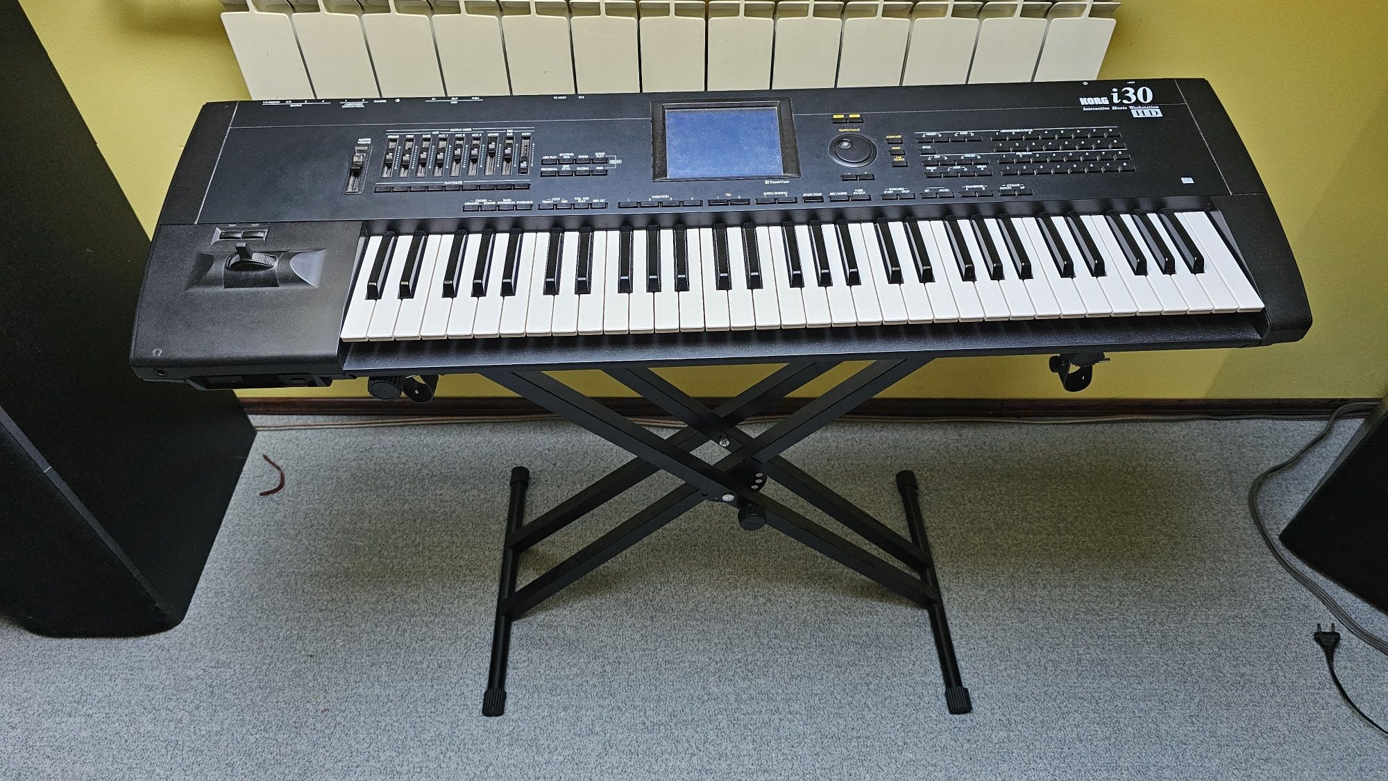 Korg i30 HD keyboard workstation