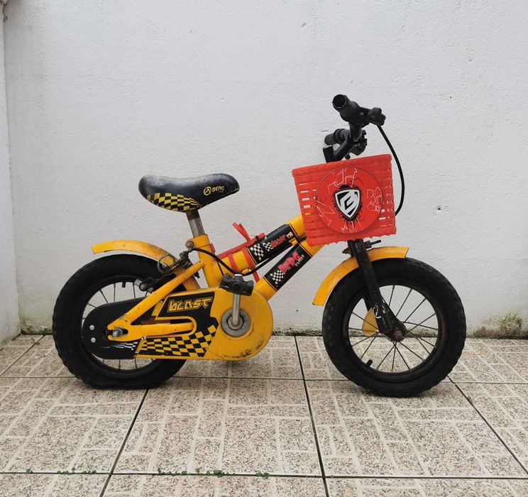 Bicicleta de criança com bastante uso