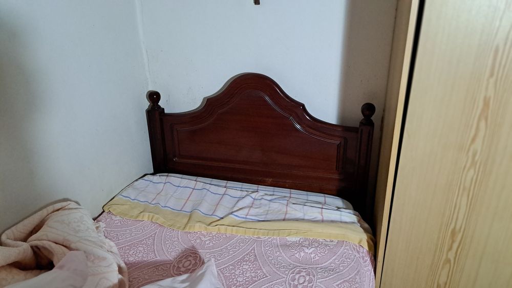 Cama antiga de solteiro em madeira