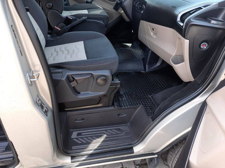 Ford tourneo custom 2017rok 8 osób  Salon Polska 170 KM niski przebieg
